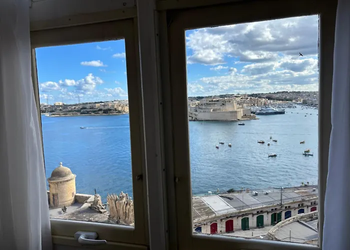 Grand Harbour Hotel