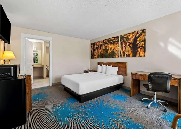 Days Inn By Wyndham Dubuque