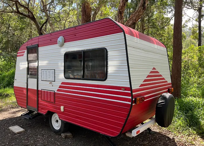 Alice & Elvis, Crescent Head, Retro Caravans With Deck, Bathroom & Outdoor Bath In A Bush Setting Near The Beach