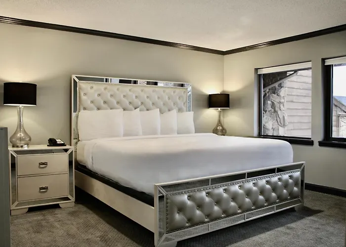 Carlton Lodge Hotel And Suites
