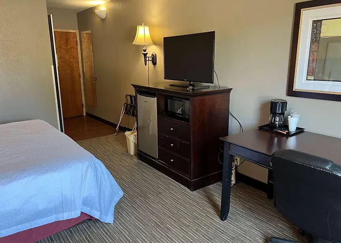 Days Inn By Wyndham Pittsburg Ks