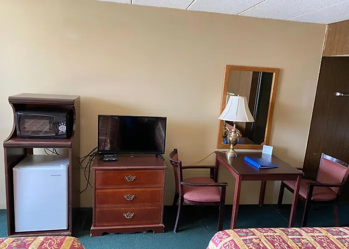 Budget Host Village Inn