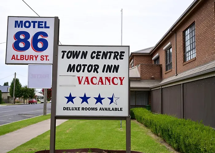 Holbrook Town Centre Motor Inn