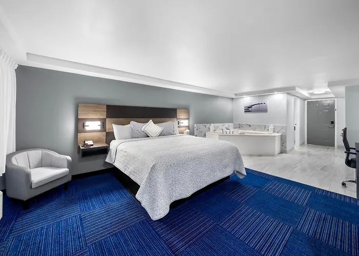 Admiralty Inn & Suites - A Red Collection Hotel