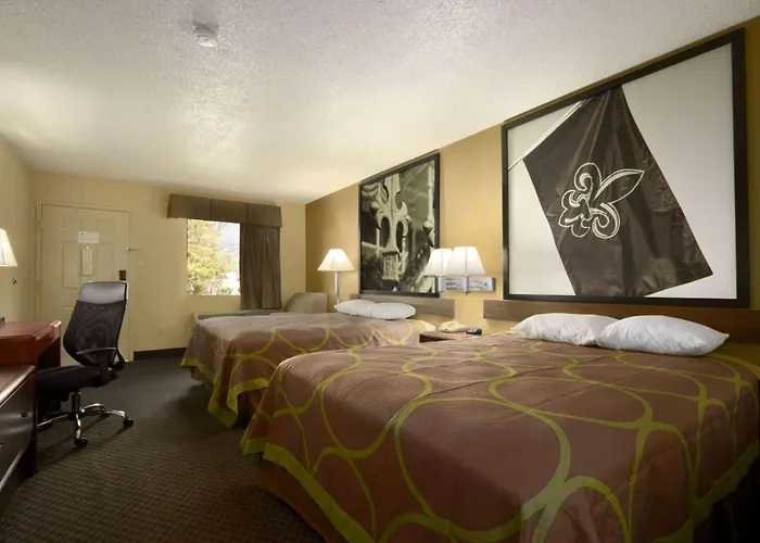 Super 8 By Wyndham Calhoun
