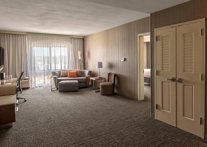 Courtyard By Marriott Westbury Long Island