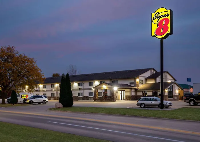 Super 8 By Wyndham Waverly