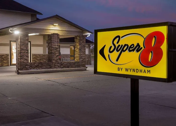 Super 8 By Wyndham Waverly