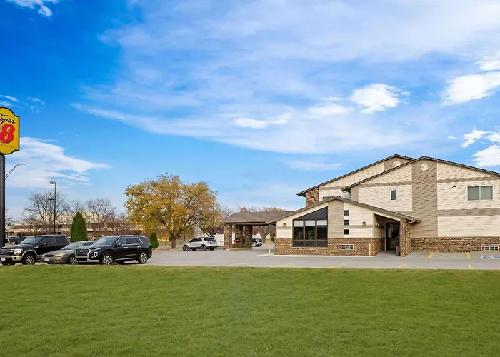 Super 8 By Wyndham Waverly