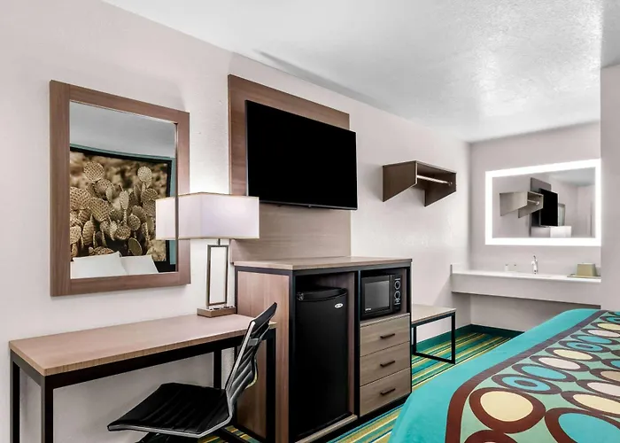 Super 8 By Wyndham Pleasanton