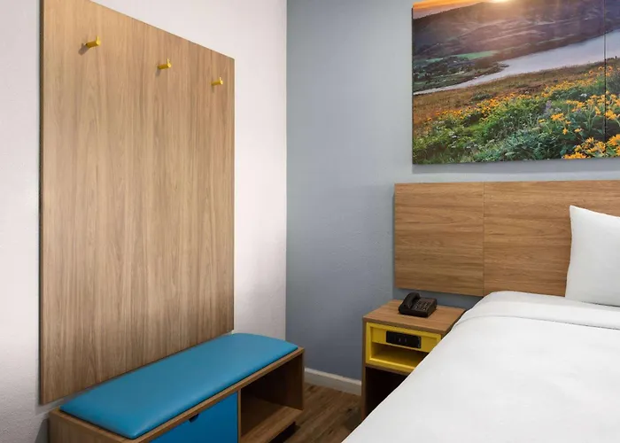 Days-Inn By Wyndham Bakersfield