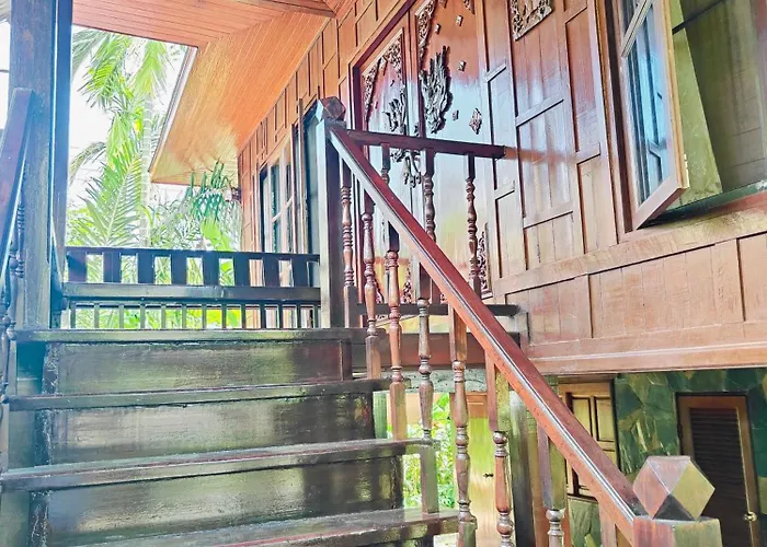 Ban Elephant Blanc Bungalow