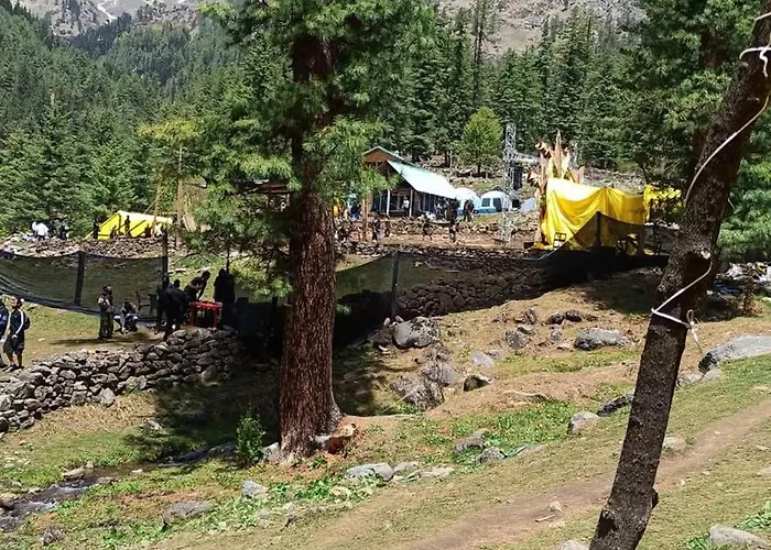 The Cafe Vee Camping Point Tosh Kutla