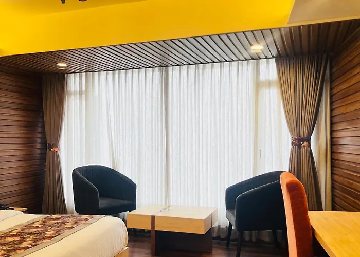 Luxury Stay At Hotel Broadway Boutique Mall Road Chowrasta Near Mahakal Temple