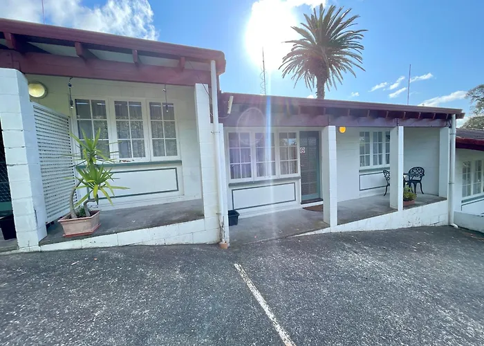 Browns Bay Olive Tree - Pet Friendly Family Apartment