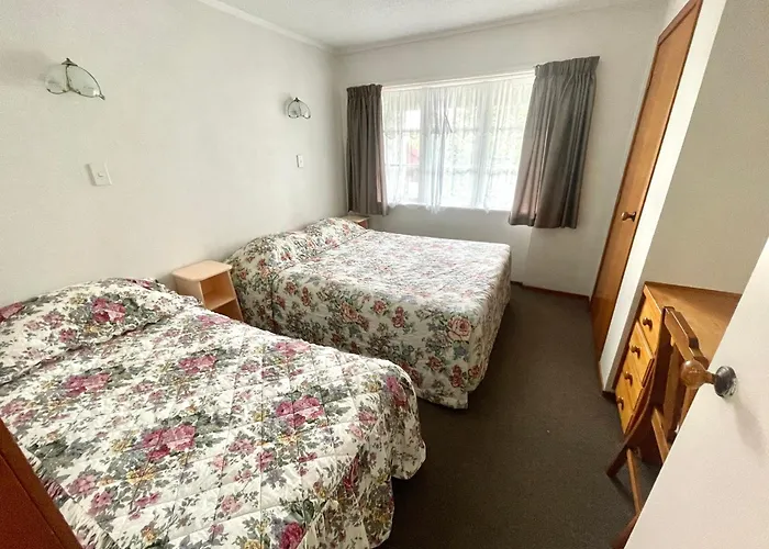 Browns Bay Olive Tree - Pet Friendly Family Apartment
