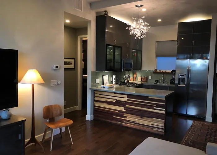 Beautiful Cottage, Hot Tub, In Great Neighborhood