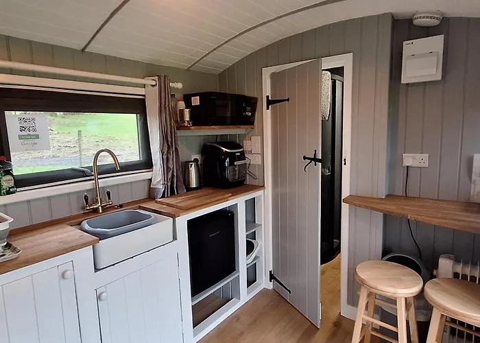 Pen-Rhos Luxury Glamping "The Hare Hut"