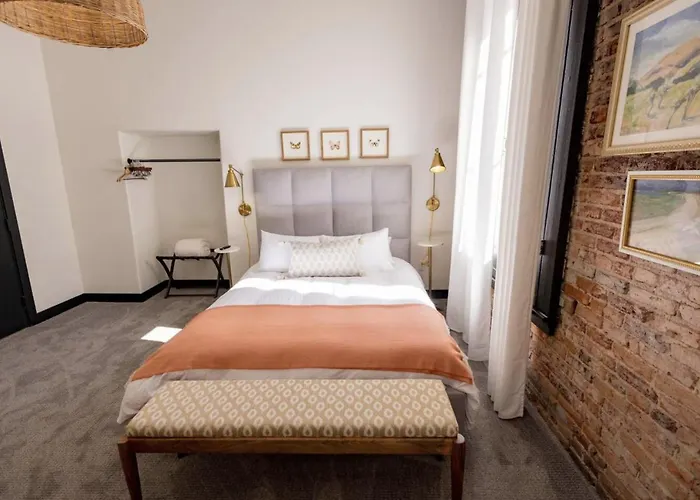 Speakeasy Queen Suite