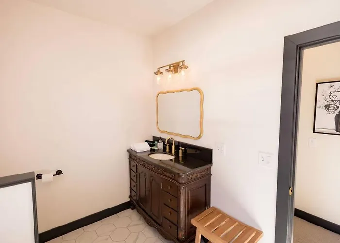 Speakeasy King Suite