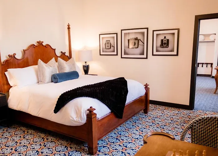 Speakeasy Suites Sleeps 18