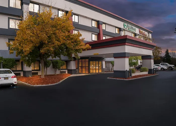 Hometowne Studios By Red Roof Flint