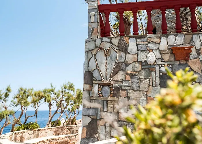 Cavos Bay Hotel & Studios