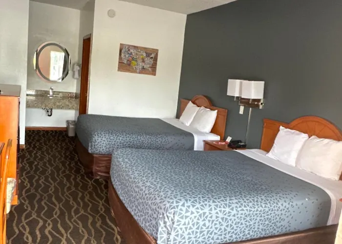 Econo Lodge Inn & Suites