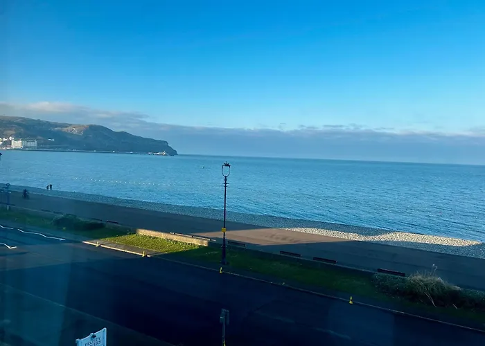 Hotel No5, Beachfront With Free Private Car Park