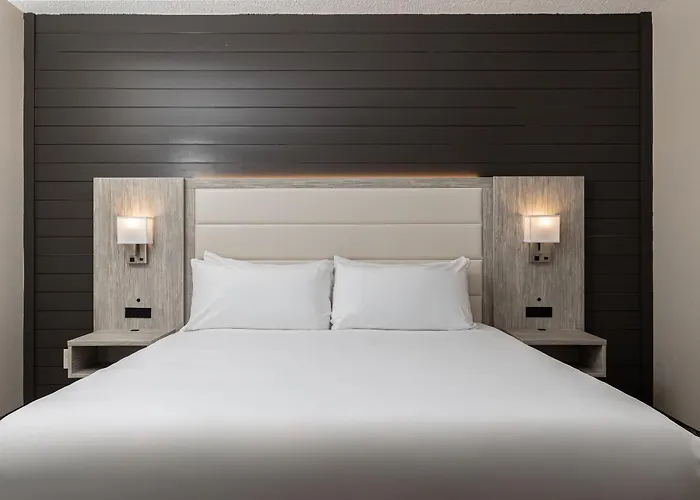 Oakfield Hotel & Suites Rochester, An Ascend Collection Hotel
