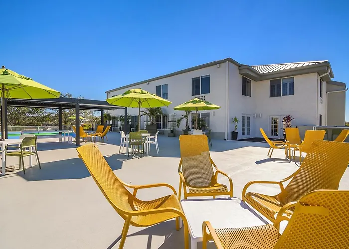 Naples Park Central Hotel
