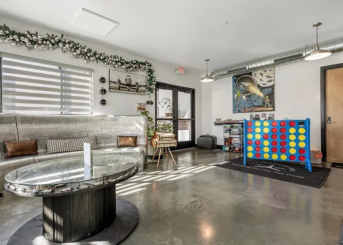 Family And Pet Friendly Deluxe Suite For 10