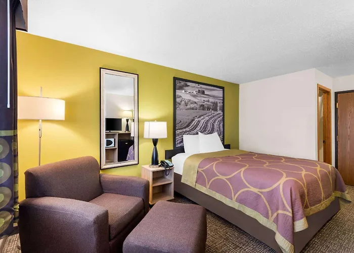 Super 8 By Wyndham Oelwein