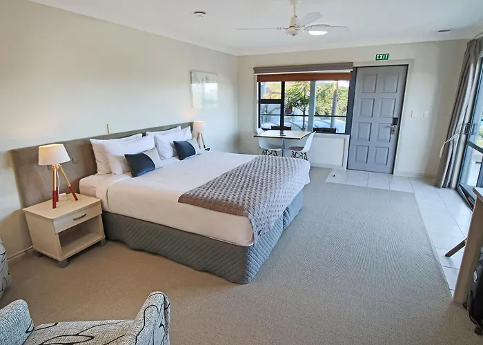 Whangaparaoa Lodge