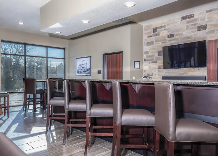 Cobblestone Hotel & Suites - Rhinelander