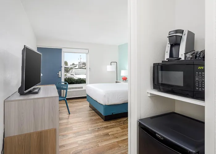 Surf & Sand Hotel - Free Hot Breakfast & Rentals