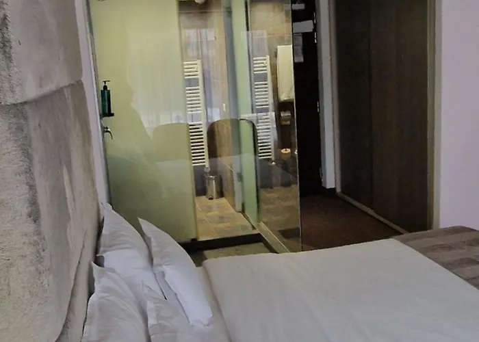 City Hotel & Lounge