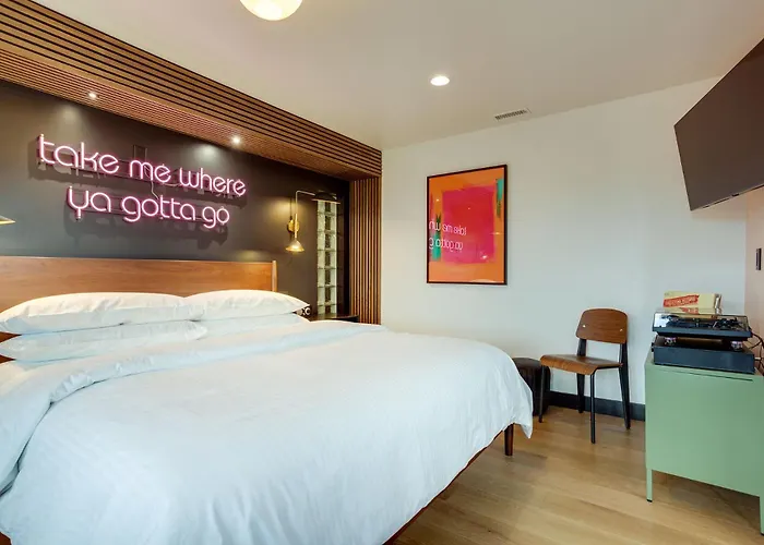 The Berry At The Louie Boutique Motel, Walk To Everything! Dog Friendly!