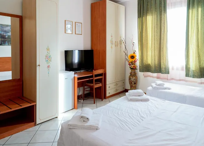 Albergo Nuova Aurora - Free Parking & Breakfast