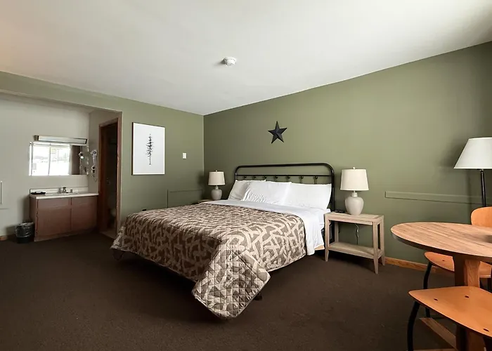 The Trail Inn - Newberry, Mi - Formerly Knollwood Inn - 13467 M-28