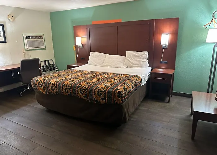 Hillcrest Motel By Oyo Aurora Near Lawrenceburg