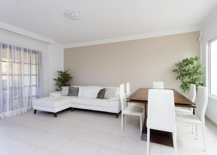 Exclusive Townhouse In Central Plaza Del Duque Close To The Beach