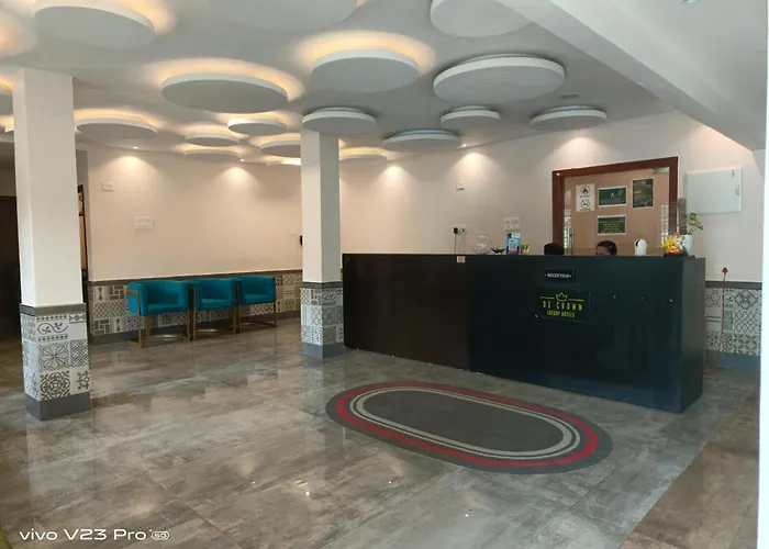 De Crown Luxury Hotel