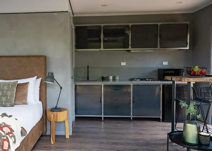 Castlemaine Gardens Luxury Glamtainer