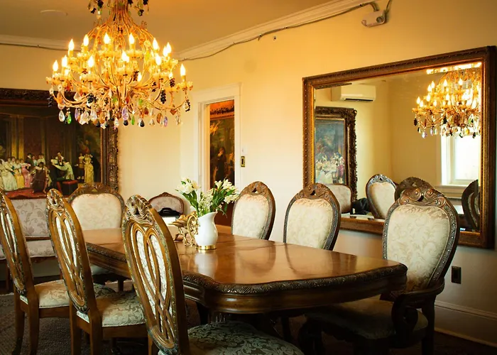 Chateau Connellsville Botanical Haven Suite