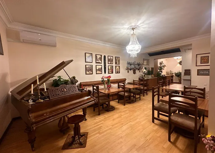 Hin Yerevantsi Hotel