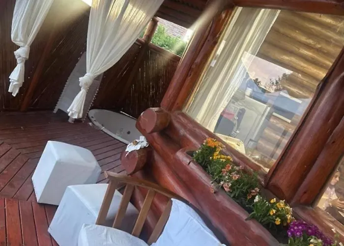 Cabana Octogonal Rodeada De Naturaleza