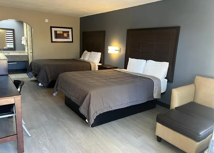 Deluxe Inn & Suites