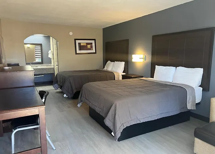 Deluxe Inn & Suites