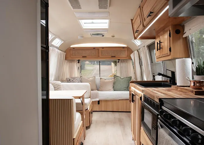 Cozy Lakefront Airstream - Private Deck And Firepit - Sleeps 6